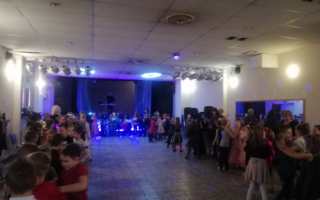 W Walentynki odbył się Bal Karnawałowy dla dzieci z klas I-III w Domu Kultury w Małogoszczu