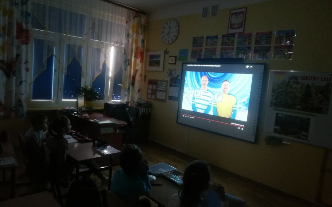 Uczniowie z klasy 3a obejrzeli spektakl  „Dzieci Sieci – Plik i Folder na tropie internetowych kłopotów” oraz uczestniczyli w spotkaniu online.