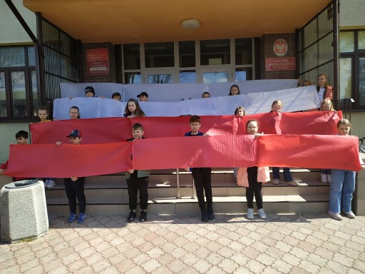 Tydzień Barw Narodowych w naszej szkole. Flaga w wykonaniu 3a i 3d.